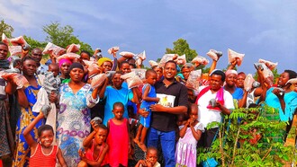 Ayudando a los agricultores ugandeses a combatir el hambre proporcionándoles semillas, 2022, Uganda