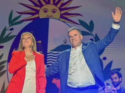 Yamandú Orsi y Carolina Cosse celebran la victoria electoral. La fórmula obtuvo el 49,8% de los votos frente al 45,9% de Álvaro Delgado, con una diferencia de 93.293 sufragios