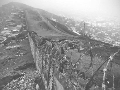 Muro en el barrio San Francisco en Lima, Perú  que separa una de las urbanizaciones más ricas de la ciudad de una de las zonas más pobres