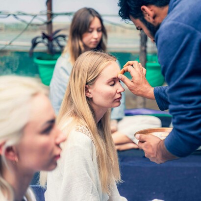 Giovani in un ritiro di yoga a Rishikesh, India: "Pareva una versione ridotta del festival di Woodstock ma senza pioggia. Tutto il resto c’era, i cappelloni, le chitarre, i gruppetti avvolti in nuvole di cannabis, un senso di fratellanza diffuso, le danze spontanee, i canti, le preghiere"