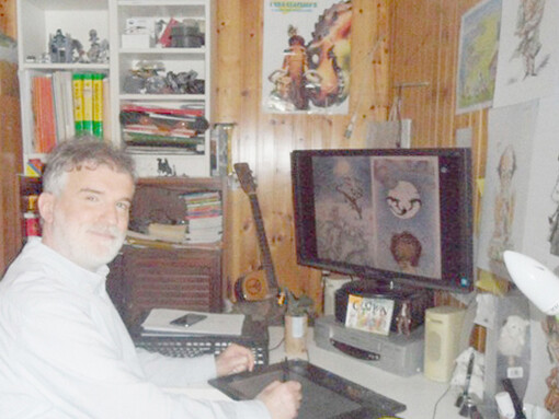 Mirco Maselli, nel suo studio, alle prese con la sua fida penna elettronica