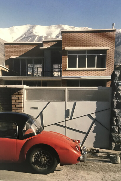 Entre nos murs, les souvenirs d’Iran. Une jolie maison cubique construite à l’américaine, une piscine, un jardin arboré et fleuri, un coupé sport, une famille moderne qui flirte avec les codes du Truman show