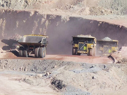 Maquinaria pesada de obras en una mina de cobre en Chile