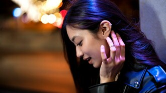 A pesar de estar inmersa en sus pensamientos, podía sentir su mirada posada sobre ella, como un suave roce de viento que le erizaba la piel