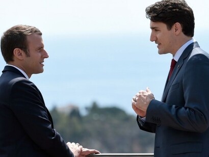 Macron (derecha) y Trudeau: el nuevo presidente de Francia, ya sea por convencimiento personal o cálculo electoral, se ha puesto a la cabeza de la resistencia antitrumpista