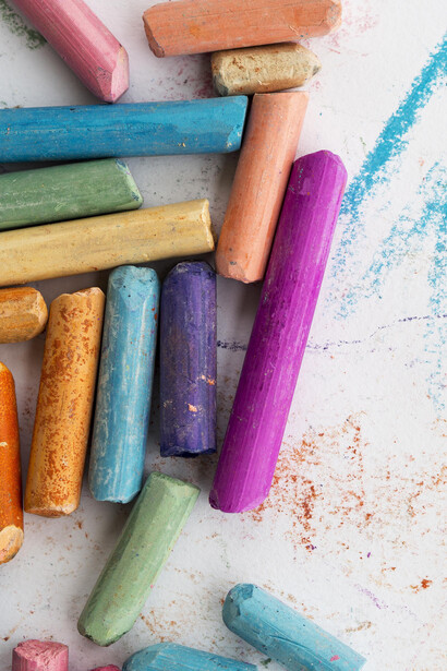 Dibujar con crayones podría ser un acto de alquimia cotidiana, donde cada trazo da lugar a una experiencia sensorial tangible