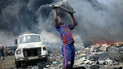 El desarrollo tecnológico y los hábitos de consumo occidentales crean monstruos como el enorme cementerio electrónico de Agbogbloshie (Ghana)