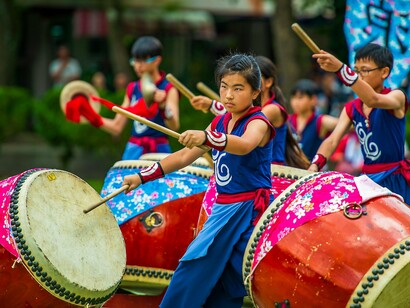 O taikô tem uma origem mitológica no folclore japonês e parece ser um estilo de tambor de origem japonesa. Ouvir uma música que realmente nos faz mover, que nos transporta para outros momentos, faz o nosso corpo produzir endorfinas e isso é refletido como felicidade