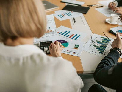 A gestão financeira contemporânea enfrenta um paradoxo aparente: quanto mais dados disponíveis, maior a incerteza na tomada de decisão. Em um mundo marcado por choques exógenos recorrentes, pandemias, conflitos geopolíticos, transições energéticas e crises climáticas, a avaliação do fluxo de caixa deixou de ser um exercício meramente contábil para se tornar um instrumento de resiliência estratégica