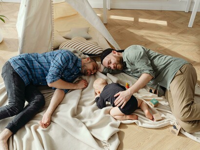 Famiglia arcobaleno omogenitoriale. Diritto europeo e riconoscimento familiare: Implicazioni della decisione del Parlamento Ue sulle adozioni omogenitoriali