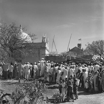 Visitantes en la tumba de Meher Baba en Meherabad, Ahmednagar, India