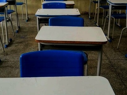 Sala de aula vazia. Evidentemente que toda profissão tem seu mérito, mas a carreira docente tem um mérito especial porque nenhuma pessoa se torna um grande profissional sem a iniciação em bancos escolares que ensinam a ler e a escrever