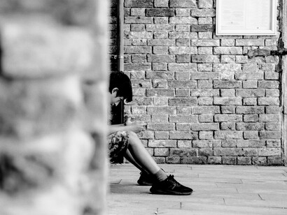 Le crisi geopolitiche, le guerre ibride e la manipolazione mediatica mostrano come la violenza non sia scomparsa, ma semplicemente mutata di forma