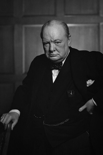 Winston Churchill in posa appoggiato ad una sedia
