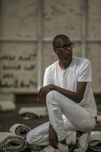 L'artista Mark Bradford nel 2016