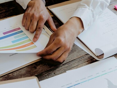 Equipe avalia métricas de empresa. O aumento de 11% no preço médio por anúncio sugere um cenário de alta competição no leilão