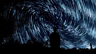 Anatolij Fomenko sostiene che la storia dell’umanità sia molto più breve di quanto comunemente accettato, iniziando attorno all’anno 800 d.C.