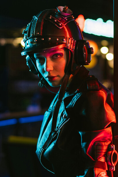 Cidadã do futuro usa roupas tecnológicas para manifestação incitada no metaverso