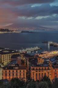 Con una media di un milione e duecentomila turisti al mese con pernottamenti di almeno tre giorni, nel 2023 la città di Napoli è stata infatti la città più visitata in Italia dopo Roma. Napoli, Campania, Italia