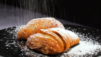 "Sfoojatell’", la sfogliatella napoletana
