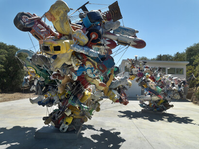 Nancy Rubins, Our Friend Fluid Metal, Spiral Ragusso, 2013 (foreground) aluminium, stainless steel, 134 x 228 x 187 inches (340.4 x 579.1 x 475 cm) © Nancy Rubins. Courtesy of the artist and Gagosian Gallery. Photography by Erich Koyama.  