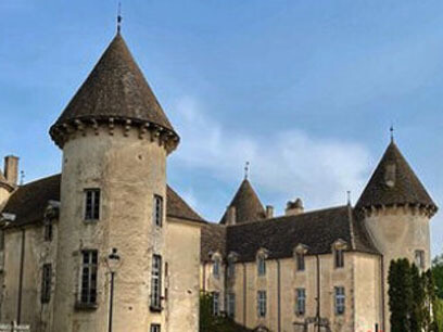 Ayer fui al mercadillo. En la entrada, una señora pedía aportes para una asociación que desde hace años le suministra alimentos e insumos básicos al pobrerío. Beaune, Francia