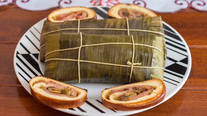 Hallacas acompañadas con pan de jamón