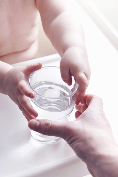 Beber agua diariamente es otro de los sencillos hábitos que mejoran la calidad de vida