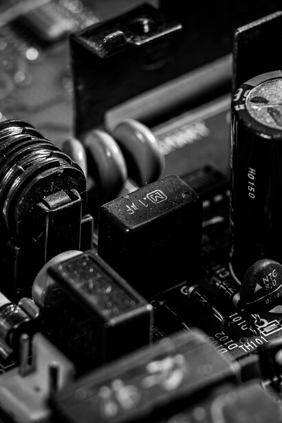 A conexão intrínseca entre ciência, tecnologia e os aspectos negativos da sociedade contemporânea é evidente na história recente