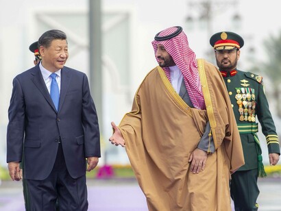 Mohammed bin Salman Al Saud discussing matters of state with Xi Jinping