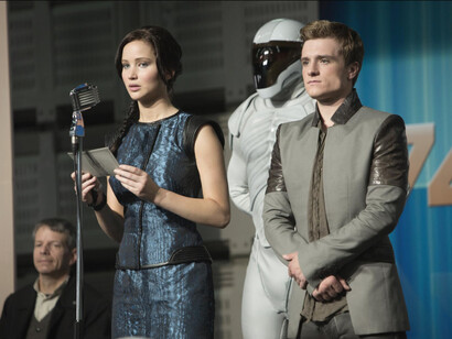 La figura de Katniss, que se rebela contra un sistema injusto, encuentra eco en activistas reales que se niegan a ser cómplices del silencio o la indiferencia