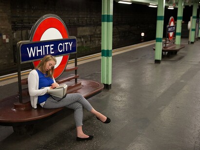 Una pasajera espera el metro en la estación londinense de White City