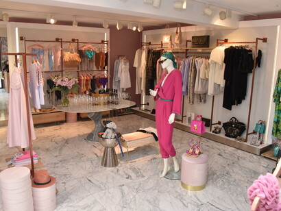 Via Fratelli Lombardi 1. Interno del nuovo negozio di Forte dei Marmi