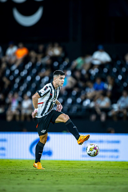 A player keeping the ball close in a crucial play