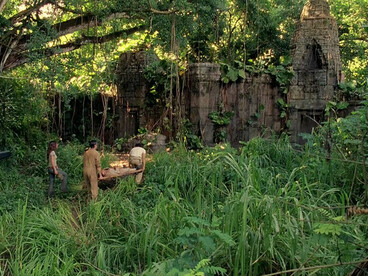 "Lost", l'ultima stagione. Seguendo le istruzioni di Jacob, Jack, Kate, Jin, Miles e Hurley trasportano Sayid, ormai moribondo, in un antico tempio costruito da una civiltà che abitava l'isola in tempi remoti