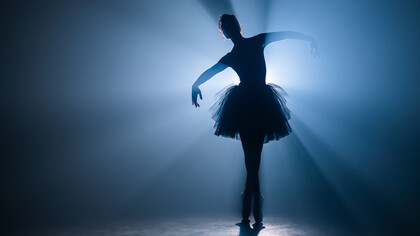 Ballerina. Una missione umanitaria lanciata dalla presidente onoraria di Ravenna Festival, Cristina Mazzavillani Muti, ha permesso di salvare una sessantina tra artiste, artisti e tecnici, dipendenti del Teatro dell'Opera di Kiev