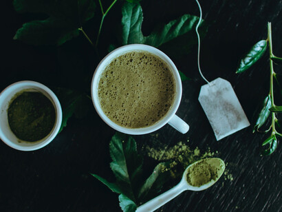Té matcha: sus hojas se extraen de la misma planta que el té negro pero sin fermentar y por eso el matcha se consume en su totalidad