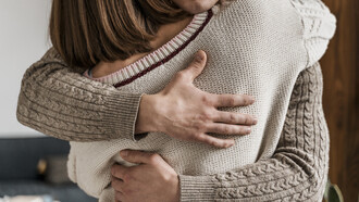 Une étreinte sincère dit je suis là pour toi