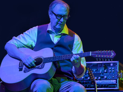 Riccardo Regi: chitarra 12 corde acustica ed elettrica, chitarra elettrica