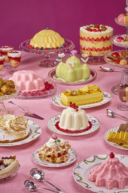 Grand Dessert, with 18th-century porcelain decorated in The Hague and 19th-century glassware. Courtesy of Kunstmuseum 
