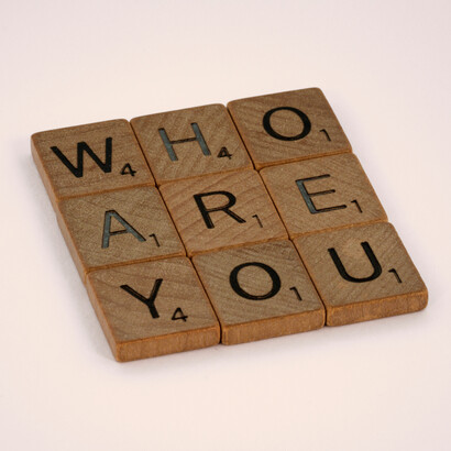 Fichas de Scrabble: «¿Quién eres?»