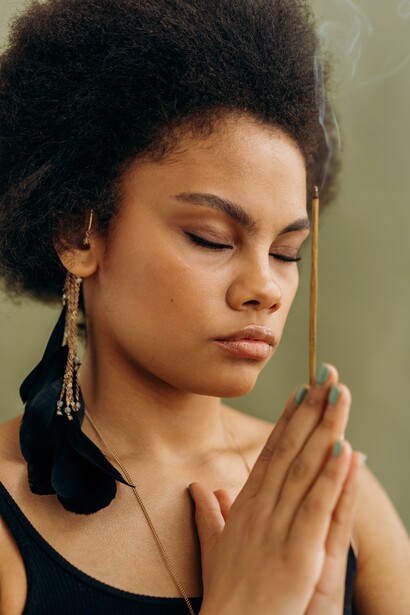 Ragazza si concentra per meditare