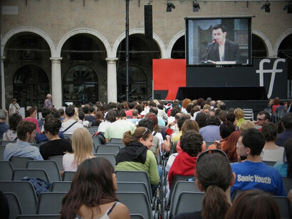 Este año se hablará de educación, 2025, usando la palabra griega: “paideia” y, como punto de partida, la idea misma de educación que heredamos de los viejos griegos. Video conferencia. Festival Filosofía Modena, 2005, Plaza Grande, Italia