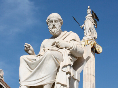 Statua di Platone di fronte l'edificio neoclassico dell'Accademia Nazionale di Atene, Grecia 