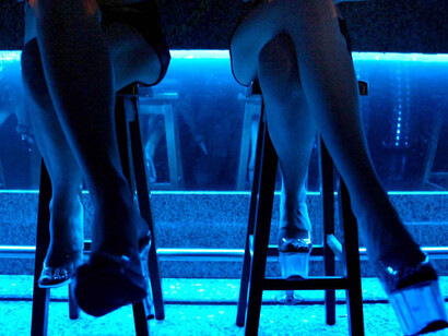 Esperando en la barra de un bar