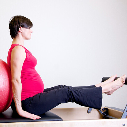 Mulher grávida pratica pilates com o intuito de melhorar a concentração, o equilíbrio emocional e a qualidade de vida