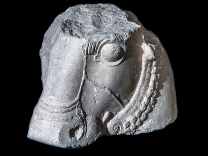 Fragmento de capitel aqueménide con cabeza de toro. Periodo aqueménide. Siglo VI-IV a.C. Piedra calcárea gris claro. 47 x 31 cm.
Persépolis, Fars, Irán meridional
