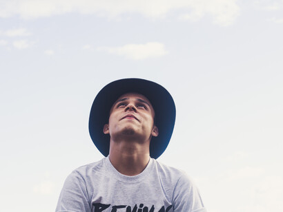 Podemos observar nuestra vida como ciclos que van y vienen, que fluctúan dejando huellas en el cuerpo, el corazón, la mente, la energía que somos y en la forma en que vivimos