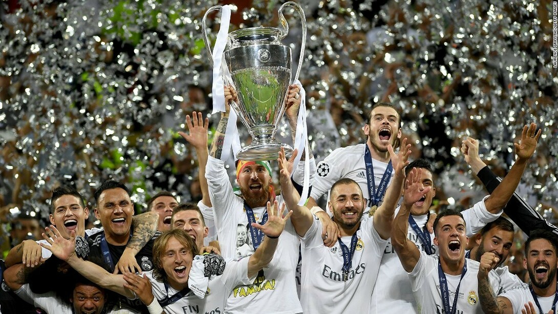 Los jugadores del Real Madrid celebran el título de Champions League tras la final ganada al Atlético de Madrid en 2016