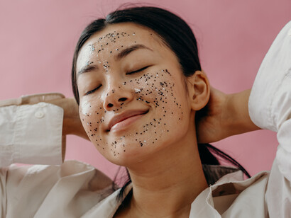 Máscara facial para revitalizar e trazer brilho para a pele de jovem de 30 anos